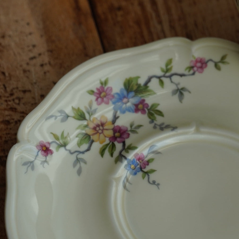 Grande tasse "Lauralice" en porcelaine de Limoges couleur crème, fleurie et dorée Ancienne Fabrique Royale de Limoges