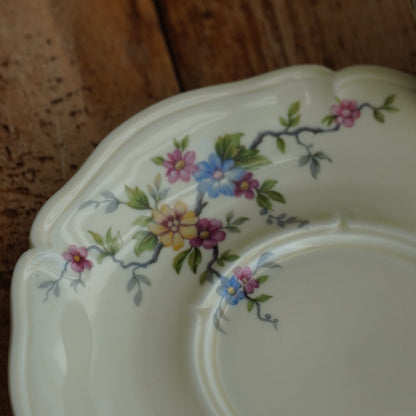 Grande tasse "Lauralice" en porcelaine de Limoges couleur crème, fleurie et dorée Ancienne Fabrique Royale de Limoges