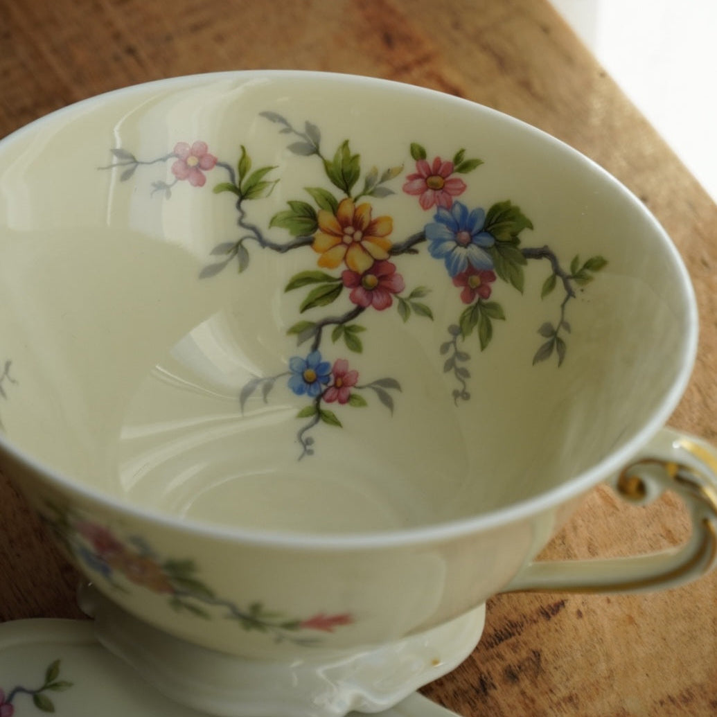Grande tasse "Lauralice" en porcelaine de Limoges couleur crème, fleurie et dorée Ancienne Fabrique Royale de Limoges