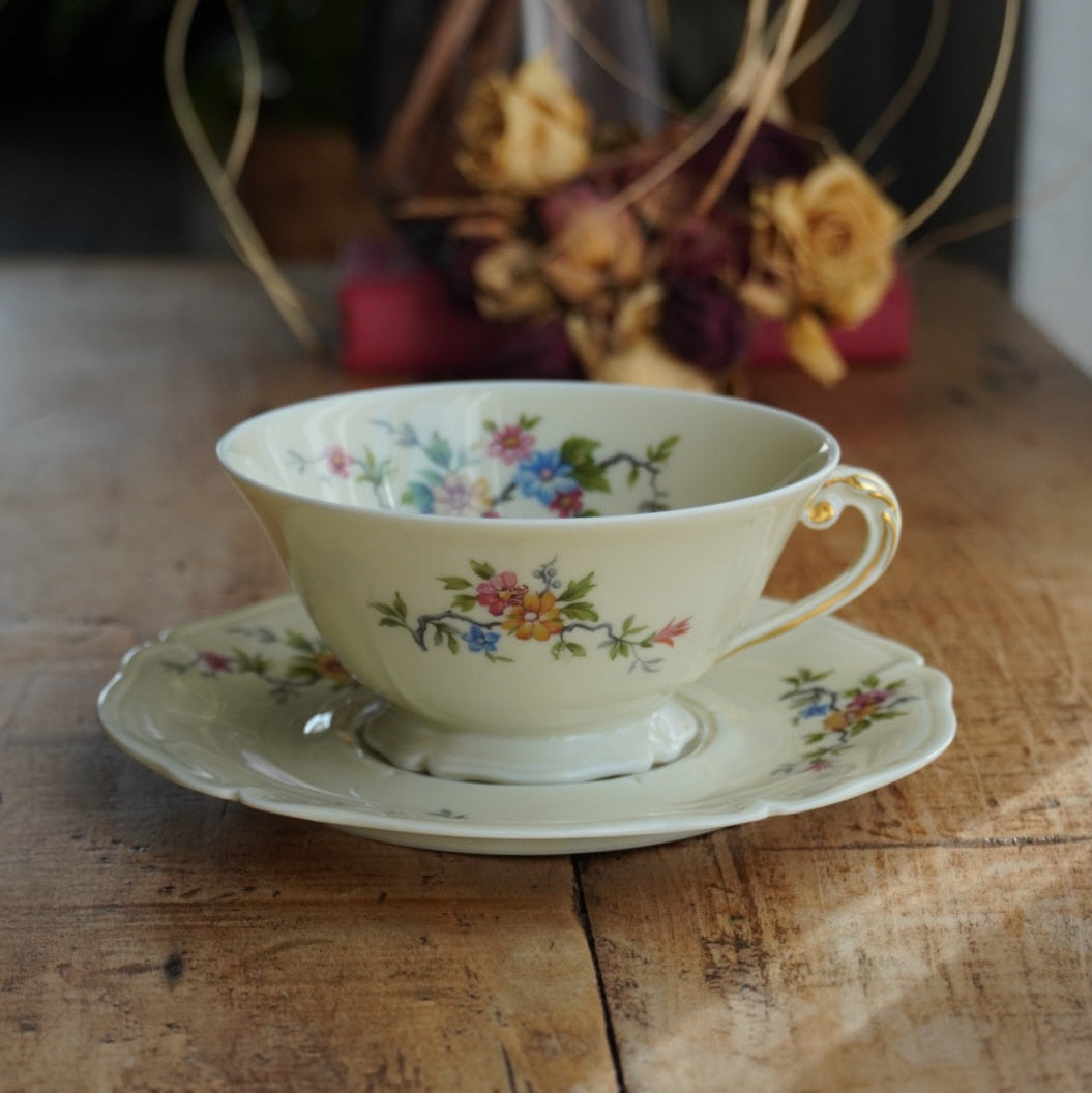 Grande tasse "Lauralice" en porcelaine de Limoges couleur crème, fleurie et dorée Ancienne Fabrique Royale de Limoges