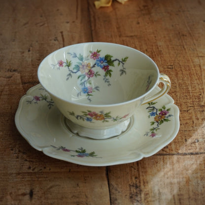 Grande tasse "Lauralice" en porcelaine de Limoges couleur crème, fleurie et dorée Ancienne Fabrique Royale de Limoges