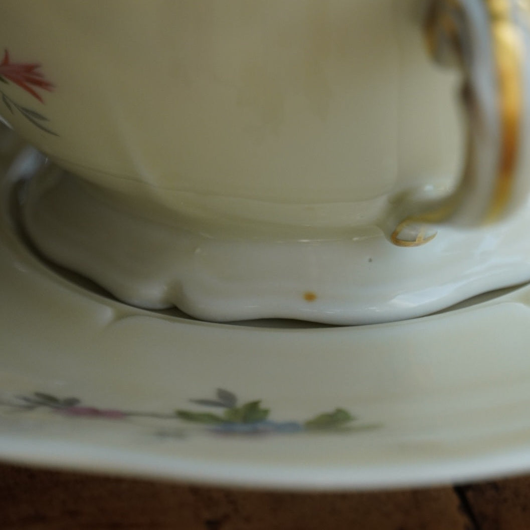 Grande tasse "Lauralice" en porcelaine de Limoges couleur crème, fleurie et dorée Ancienne Fabrique Royale de Limoges