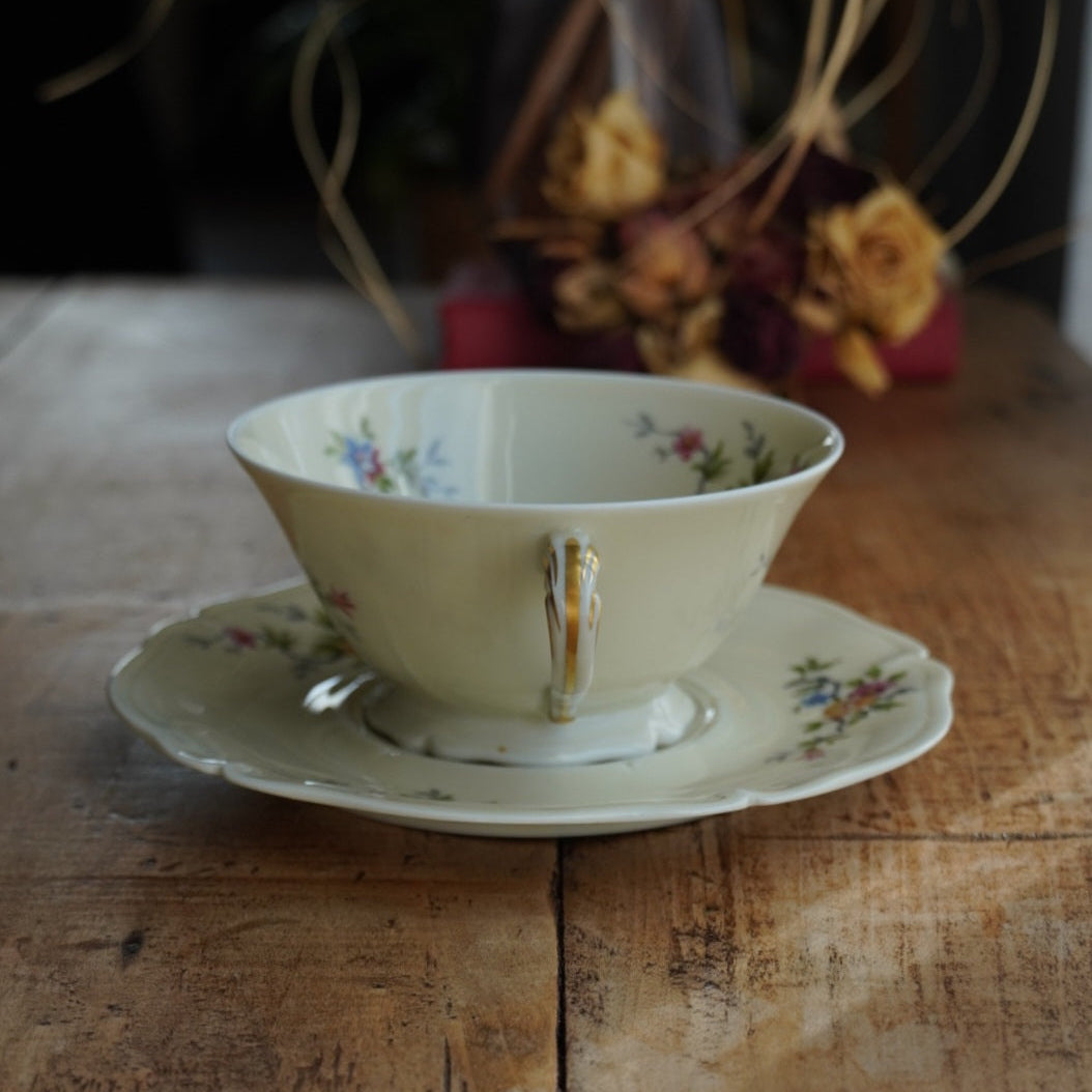 Grande tasse "Lauralice" en porcelaine de Limoges couleur crème, fleurie et dorée Ancienne Fabrique Royale de Limoges