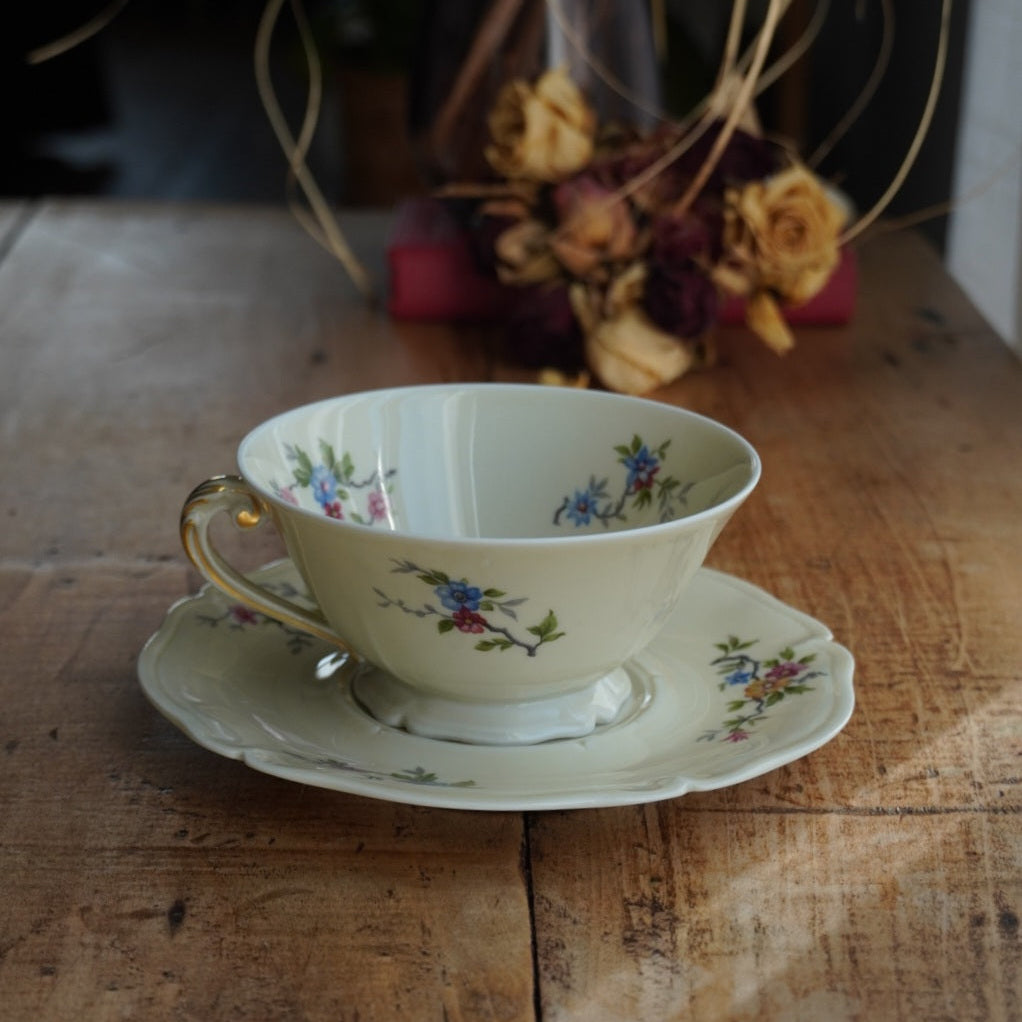 Grande tasse "Lauralice" en porcelaine de Limoges couleur crème, fleurie et dorée Ancienne Fabrique Royale de Limoges