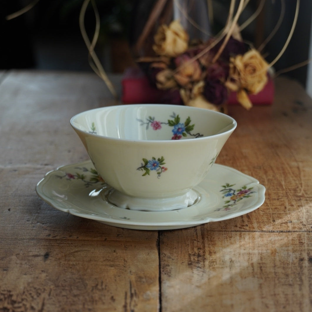 Grande tasse "Lauralice" en porcelaine de Limoges couleur crème, fleurie et dorée Ancienne Fabrique Royale de Limoges