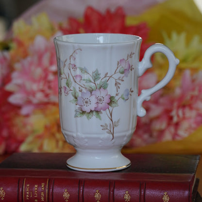 Mug "Enid" en porcelaine anglaise fleurie et dorée John Laurence