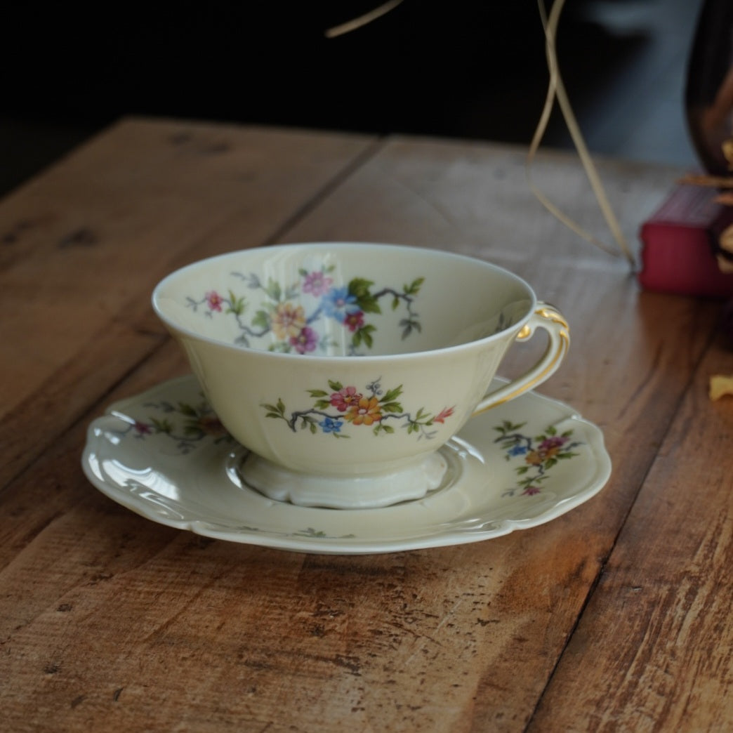 Grande tasse "Lauralice" en porcelaine de Limoges couleur crème, fleurie et dorée Ancienne Fabrique Royale de Limoges
