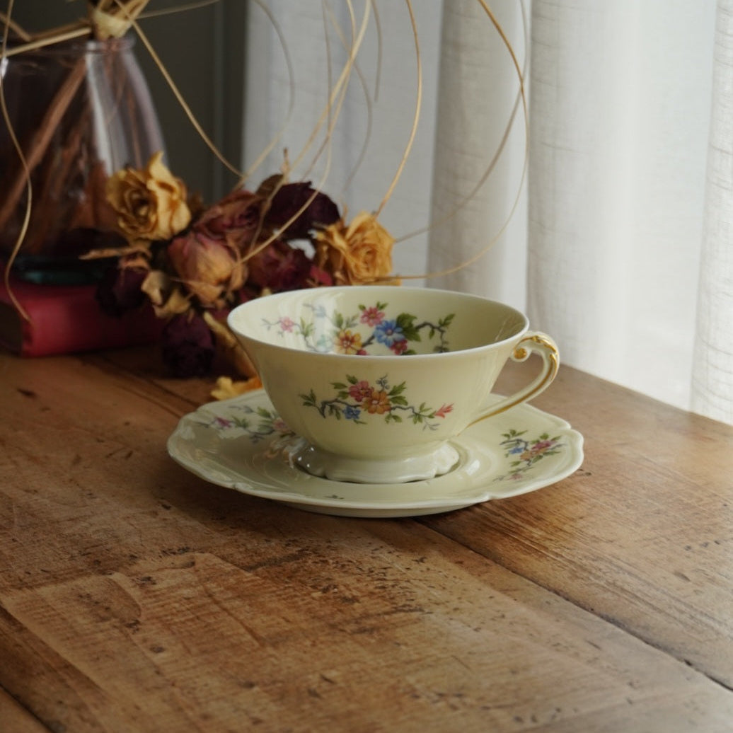 Grande tasse "Lauralice" en porcelaine de Limoges couleur crème, fleurie et dorée Ancienne Fabrique Royale de Limoges
