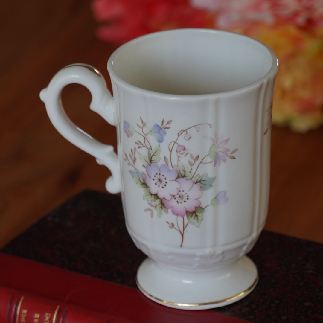 Mug "Enid" en porcelaine anglaise fleurie et dorée John Laurence