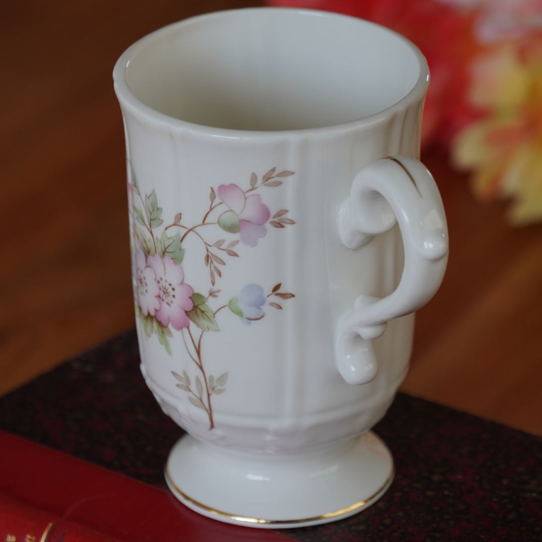 Mug "Enid" en porcelaine anglaise fleurie et dorée John Laurence
