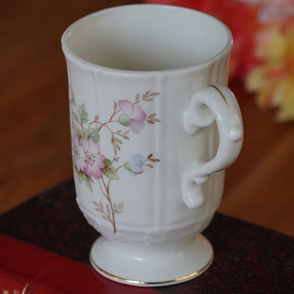 Mug "Enid" en porcelaine anglaise fleurie et dorée John Laurence