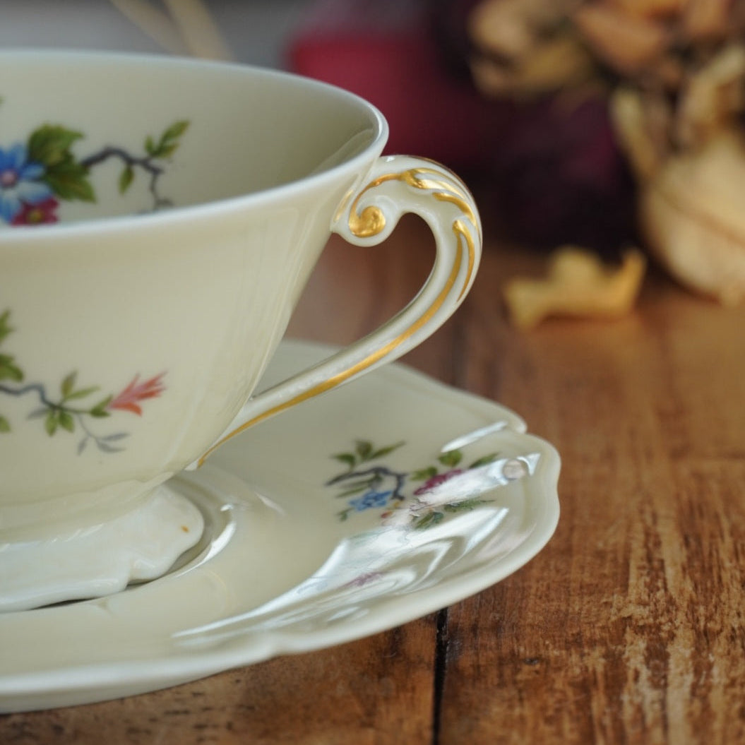 Grande tasse "Lauralice" en porcelaine de Limoges couleur crème, fleurie et dorée Ancienne Fabrique Royale de Limoges