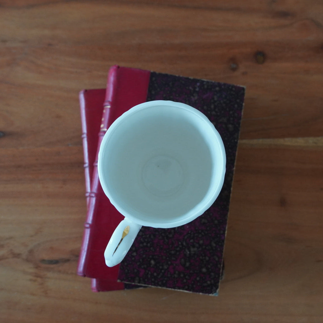 Mug "Enid" en porcelaine anglaise fleurie et dorée John Laurence