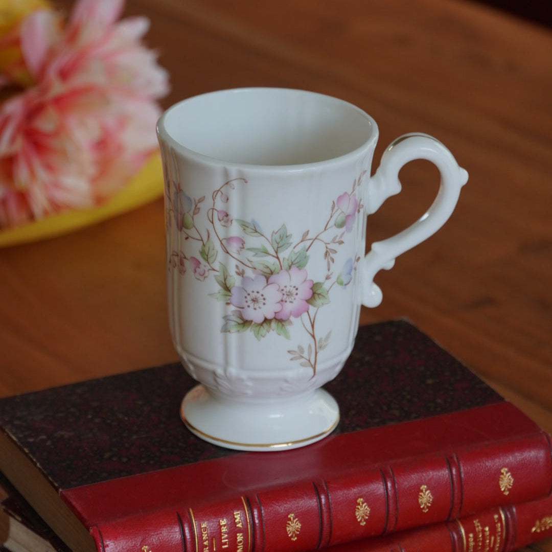 Mug "Enid" en porcelaine anglaise fleurie et dorée John Laurence