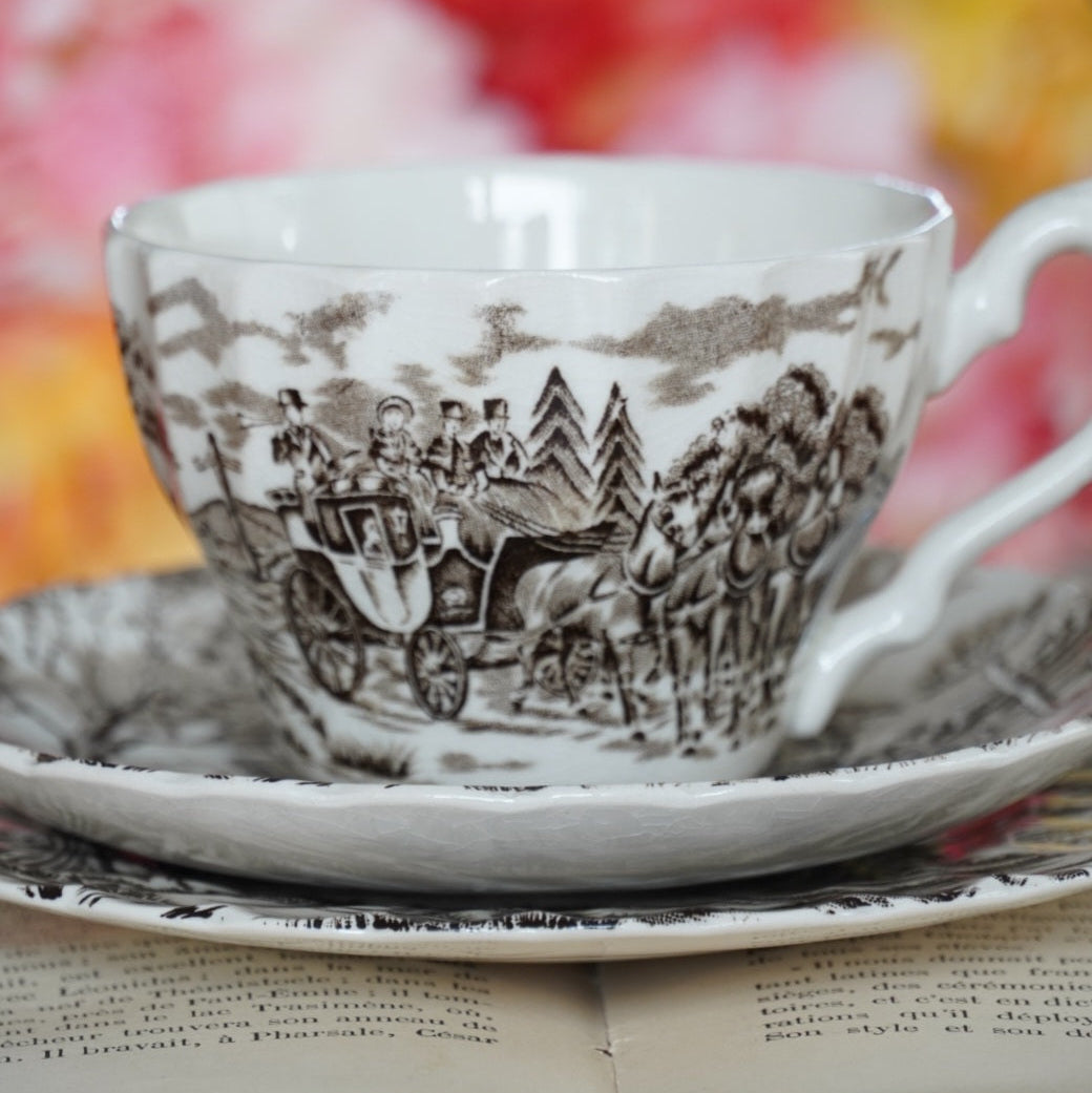 Tasses "Harriet" avec assiettes à gâteau en céramique anglaise paysages marron Ironstone Royal Mail (lot de 4)