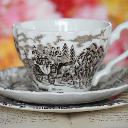 Tasses "Harriet" avec assiettes à gâteau en céramique anglaise paysages marron Ironstone Royal Mail (lot de 4)