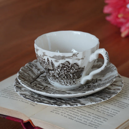 Tasses "Harriet" avec assiettes à gâteau en céramique anglaise paysages marron Ironstone Royal Mail (lot de 4)