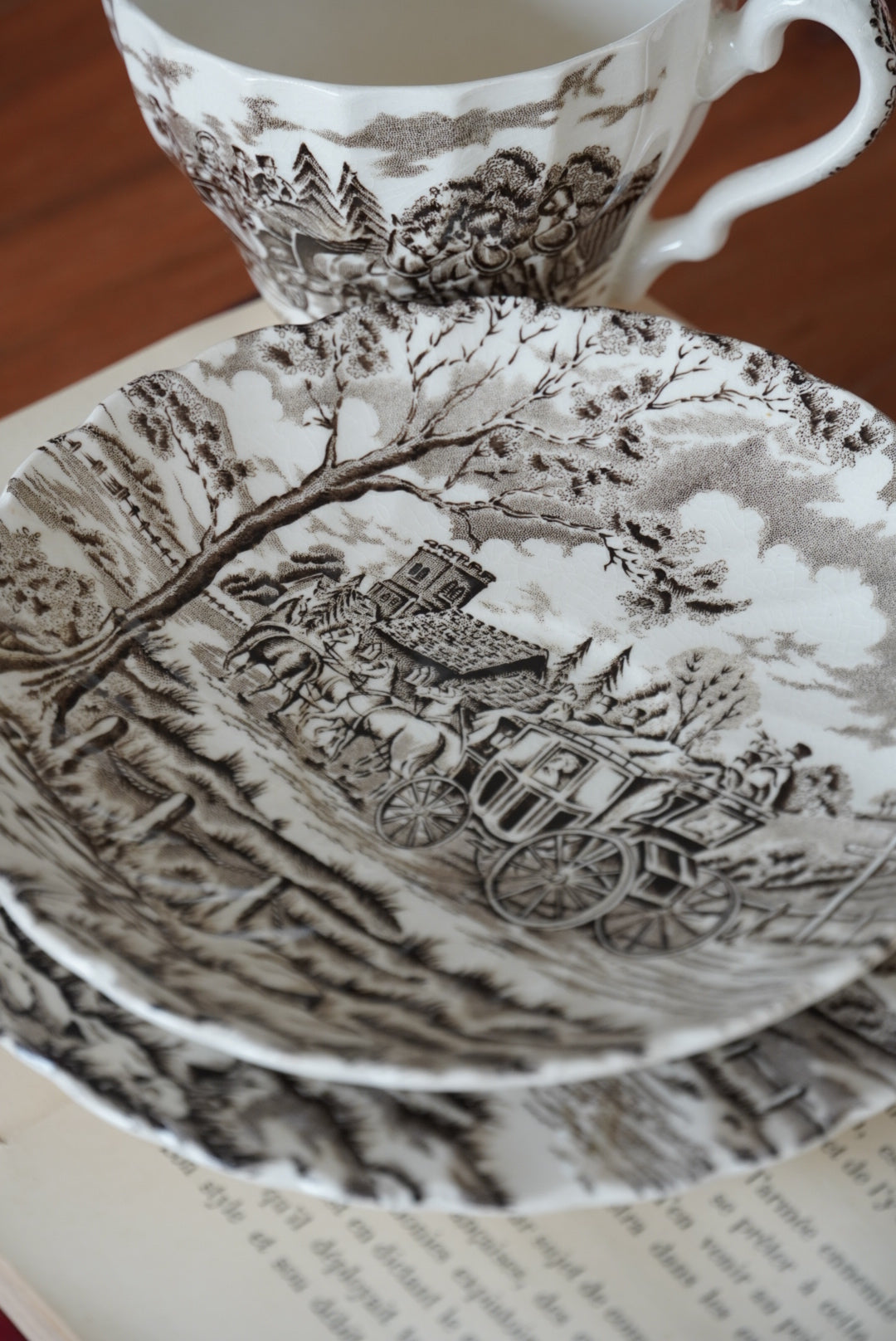 Tasses "Harriet" avec assiettes à gâteau en céramique anglaise paysages marron Ironstone Royal Mail (lot de 4)