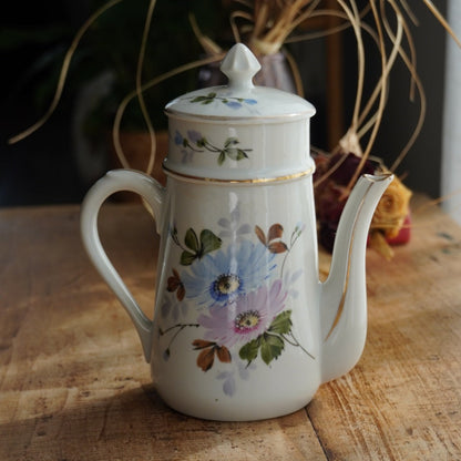 Cafetière "Zelmire" en porcelaine blanche, fleurie et dorée avec son filtre