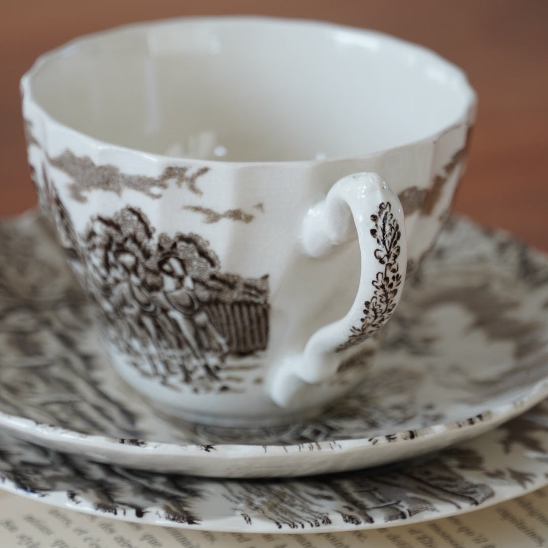 Tasses "Harriet" avec assiettes à gâteau en céramique anglaise paysages marron Ironstone Royal Mail (lot de 4)