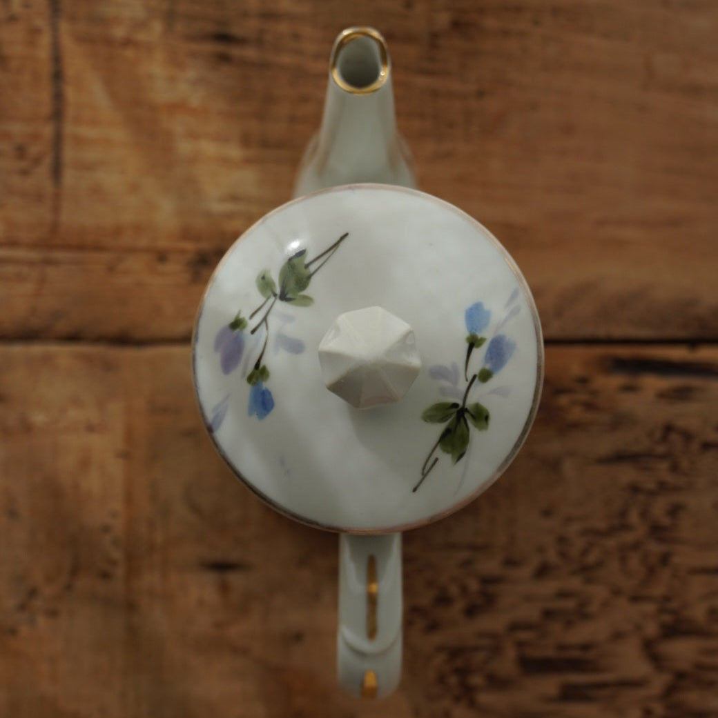 Cafetière "Zelmire" en porcelaine blanche, fleurie et dorée avec son filtre