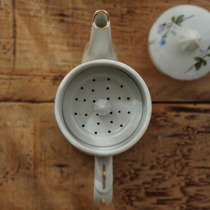 Cafetière "Zelmire" en porcelaine blanche, fleurie et dorée avec son filtre