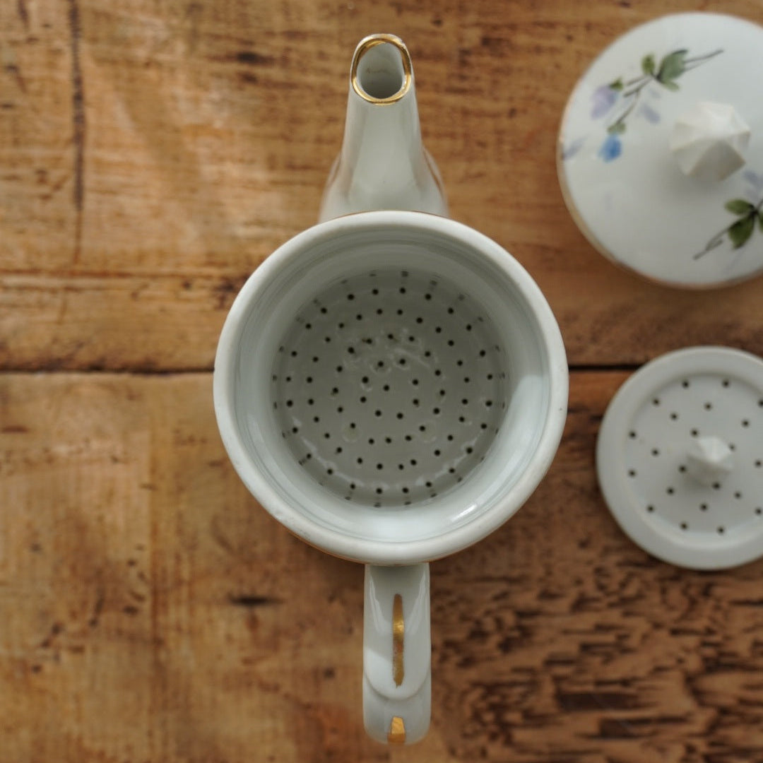 Cafetière "Zelmire" en porcelaine blanche, fleurie et dorée avec son filtre