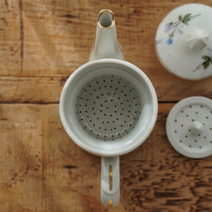 Cafetière "Zelmire" en porcelaine blanche, fleurie et dorée avec son filtre