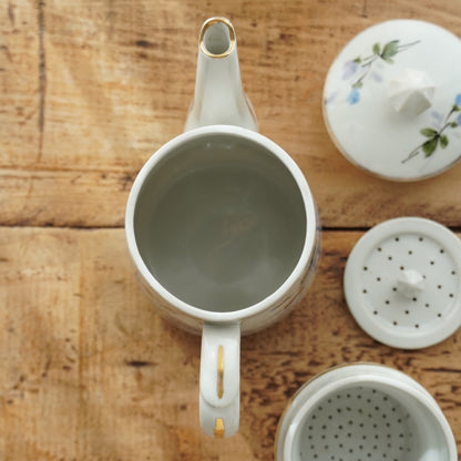 Cafetière "Zelmire" en porcelaine blanche, fleurie et dorée avec son filtre