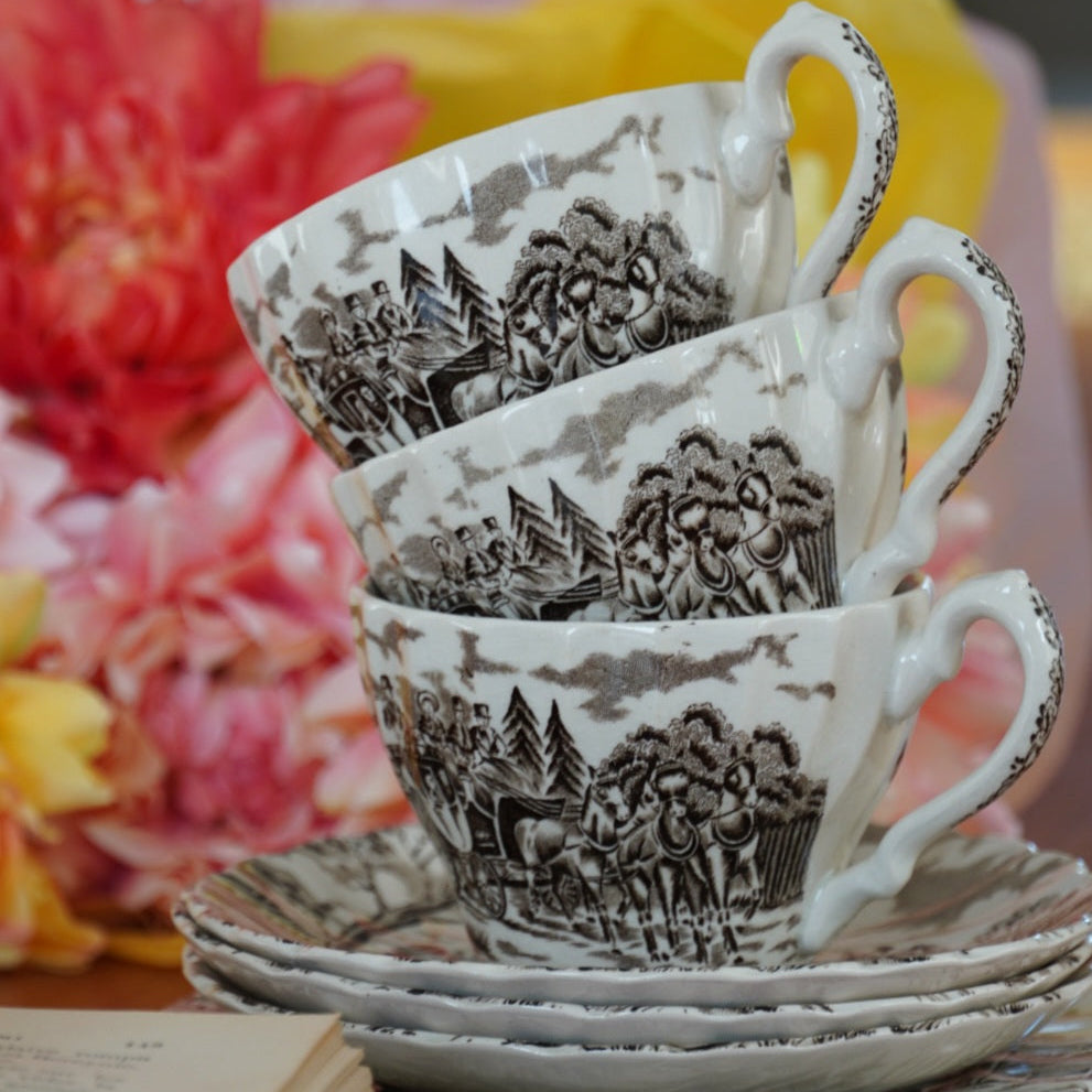 Tasses "Harriet" avec assiettes à gâteau en céramique anglaise paysages marron Ironstone Royal Mail (lot de 4)