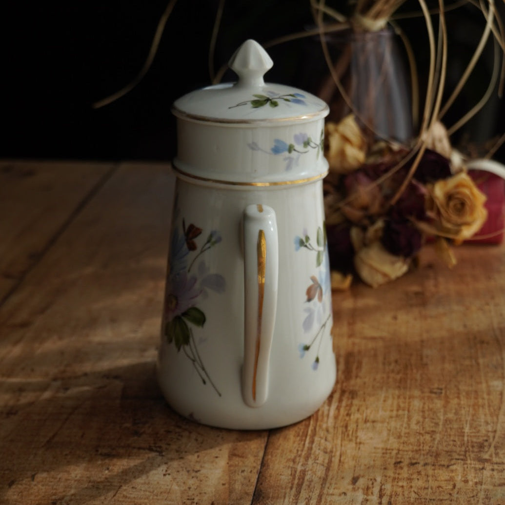 Cafetière "Zelmire" en porcelaine blanche, fleurie et dorée avec son filtre