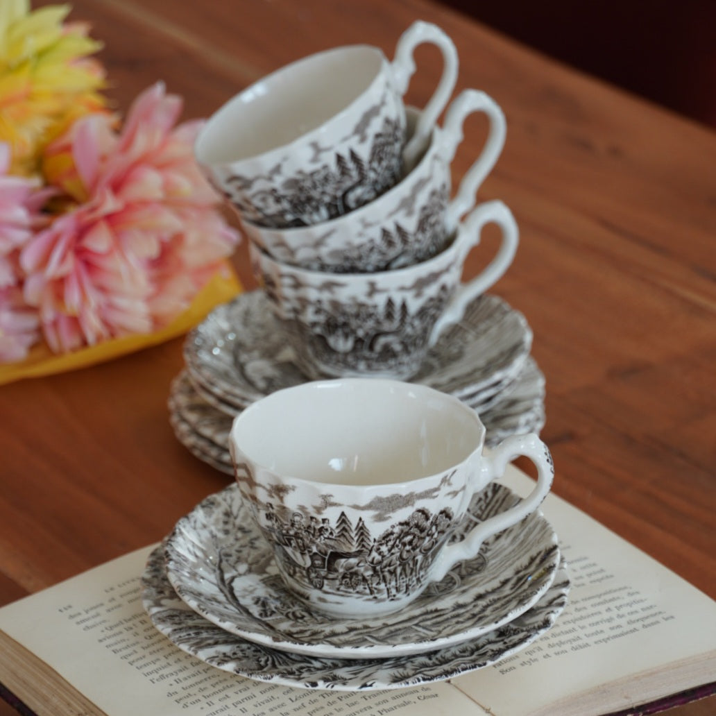 Tasses "Harriet" avec assiettes à gâteau en céramique anglaise paysages marron Ironstone Royal Mail (lot de 4)