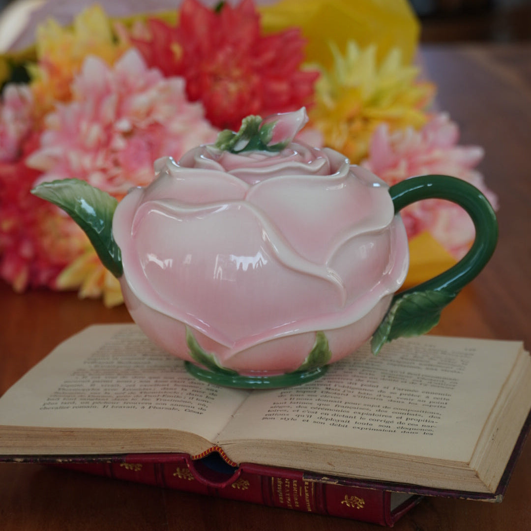Théière "Rosa" son pot à lait et son sucrier en forme de rose en céramique et son assiette rose
