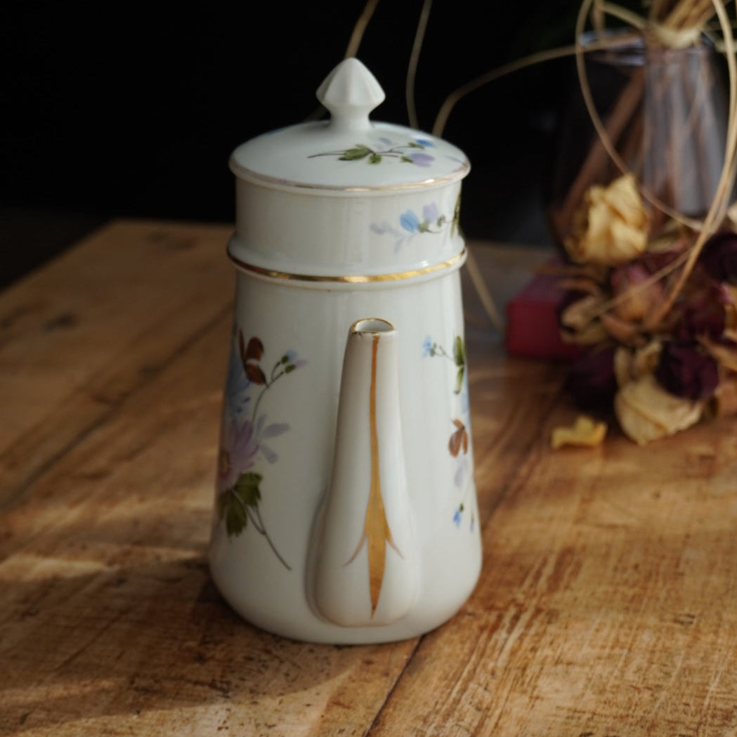 Cafetière "Zelmire" en porcelaine blanche, fleurie et dorée avec son filtre