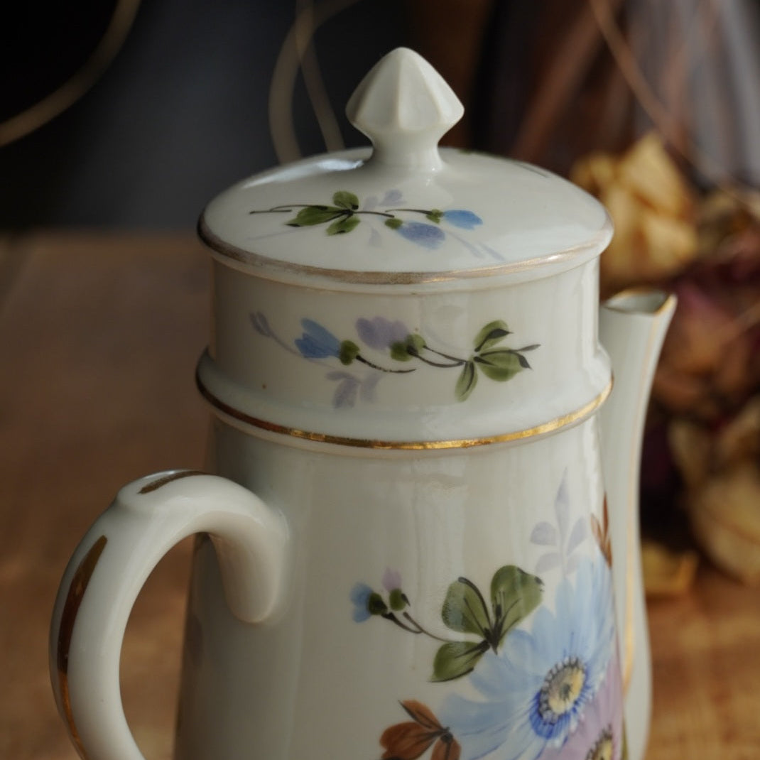 Cafetière "Zelmire" en porcelaine blanche, fleurie et dorée avec son filtre