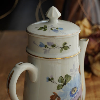 Cafetière "Zelmire" en porcelaine blanche, fleurie et dorée avec son filtre
