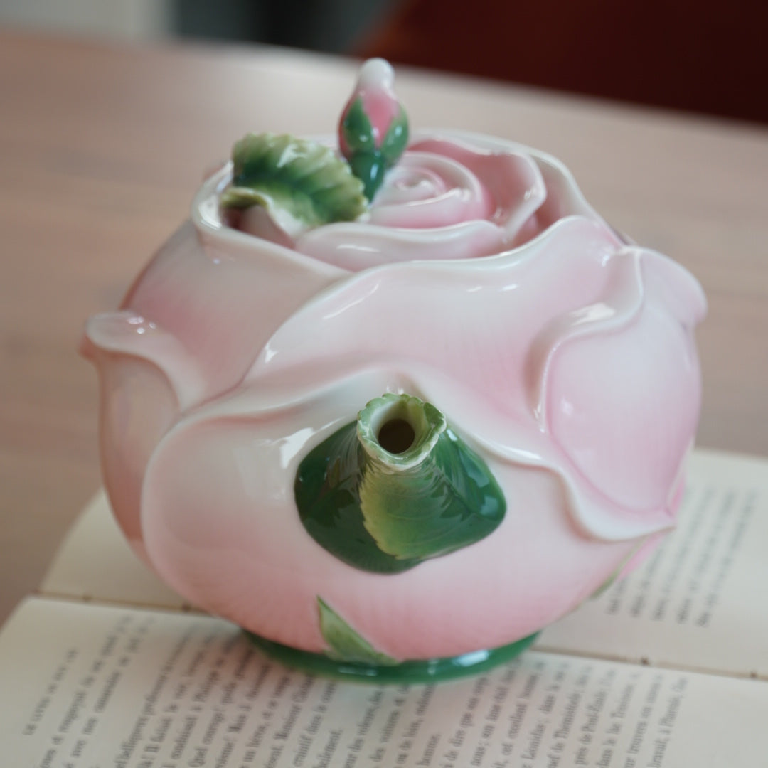 Théière "Rosa" son pot à lait et son sucrier en forme de rose en céramique et son assiette rose