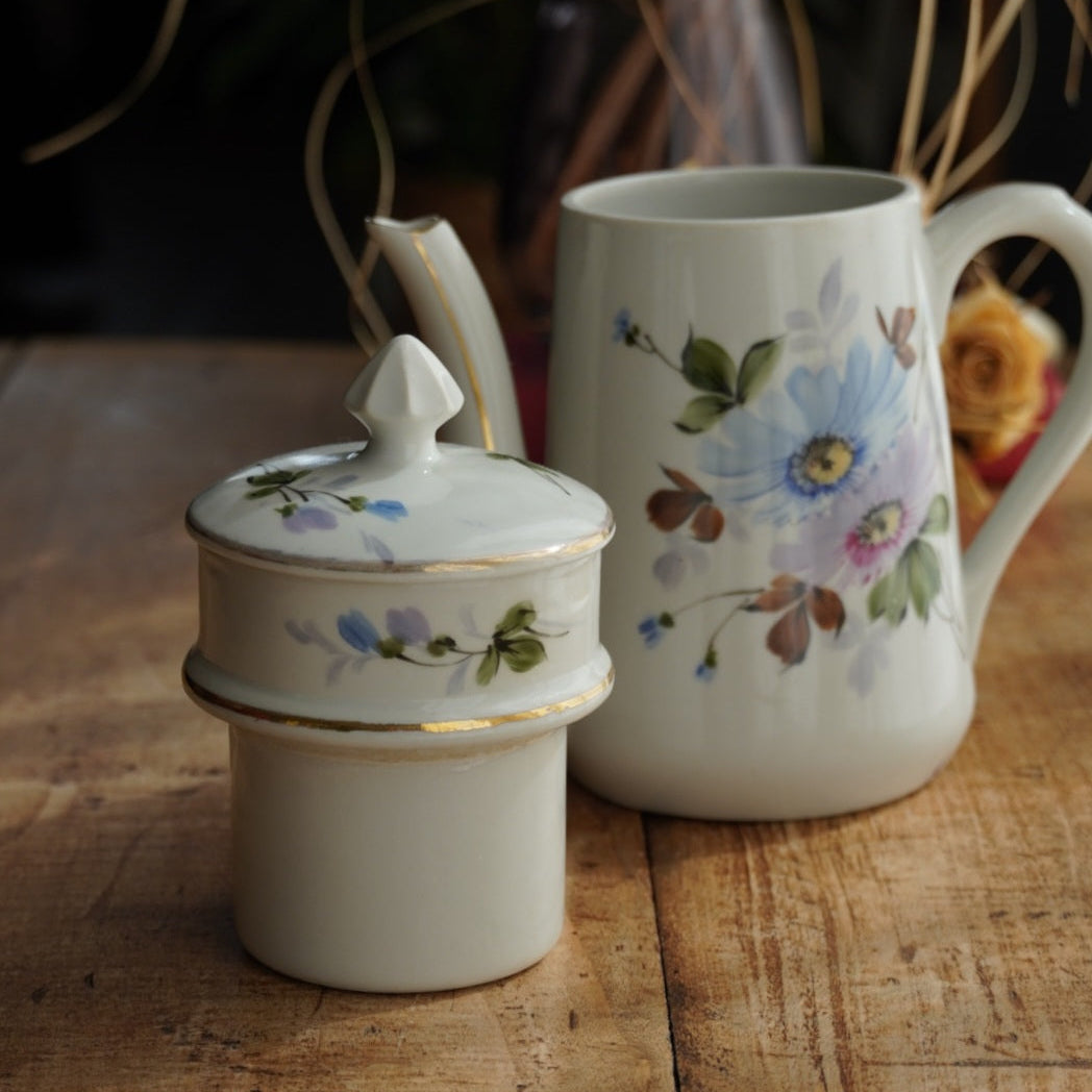 Cafetière "Zelmire" en porcelaine blanche, fleurie et dorée avec son filtre