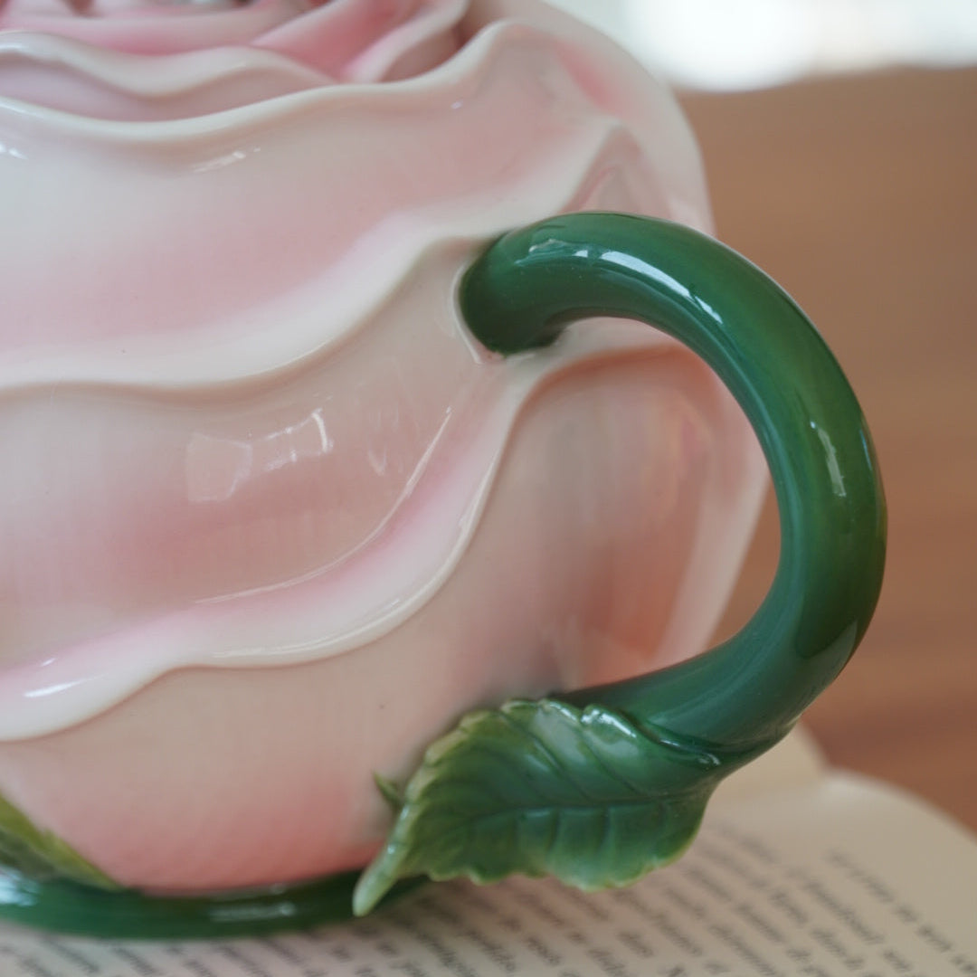 Théière "Rosa" son pot à lait et son sucrier en forme de rose en céramique et son assiette rose