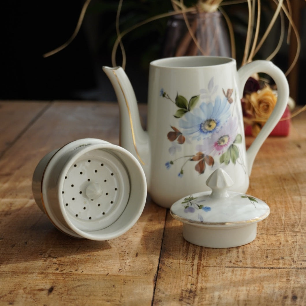 Cafetière "Zelmire" en porcelaine blanche, fleurie et dorée avec son filtre