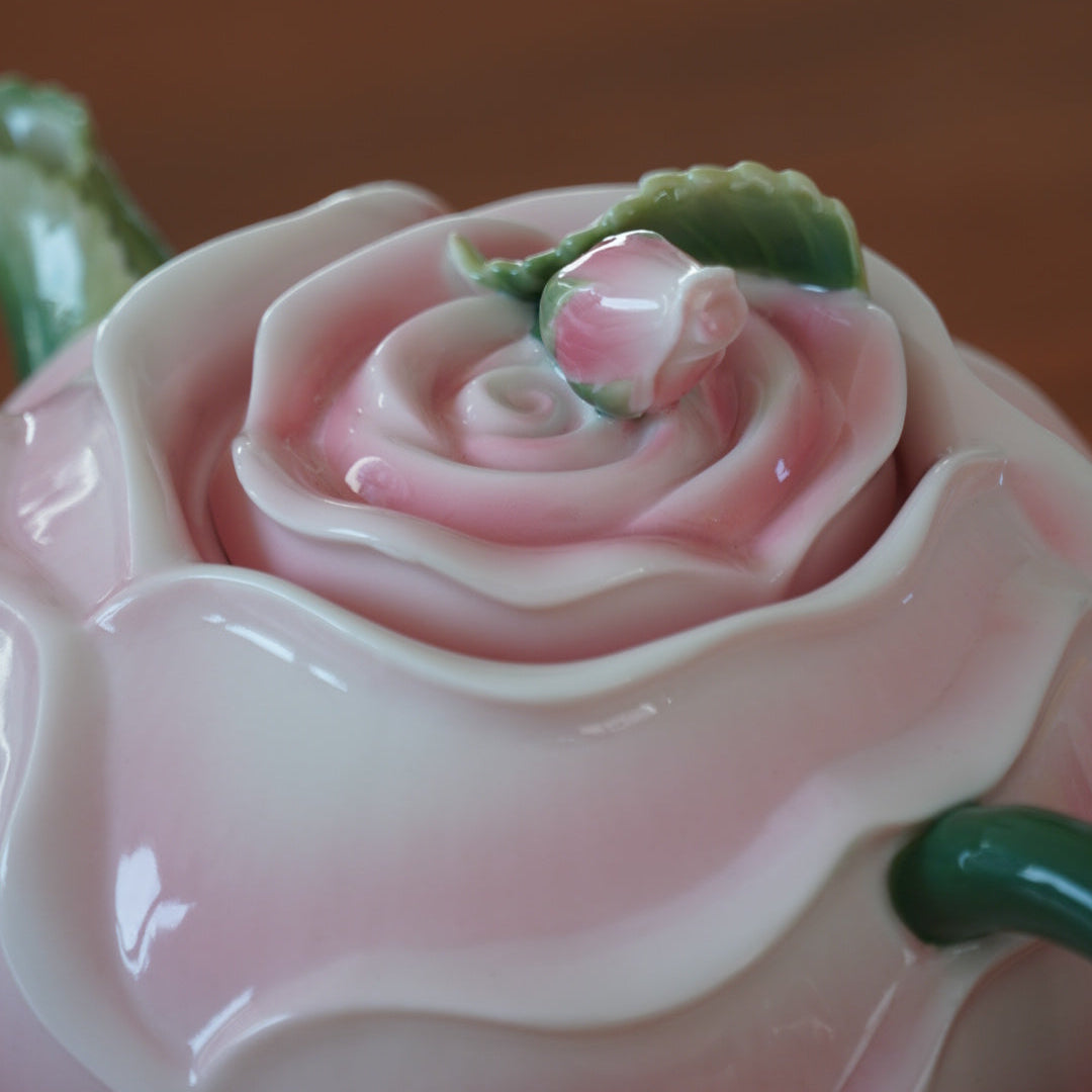 Théière "Rosa" son pot à lait et son sucrier en forme de rose en céramique et son assiette rose