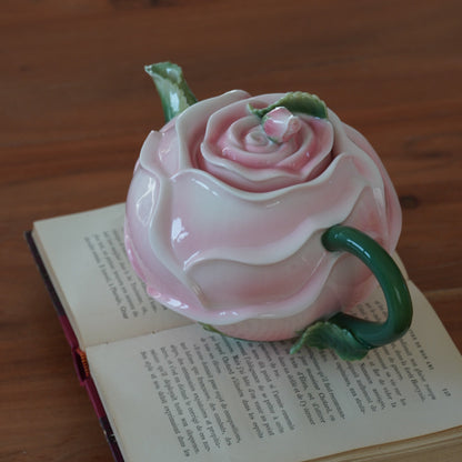 Théière "Rosa" son pot à lait et son sucrier en forme de rose en céramique et son assiette rose
