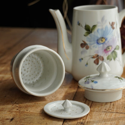 Cafetière "Zelmire" en porcelaine blanche, fleurie et dorée avec son filtre
