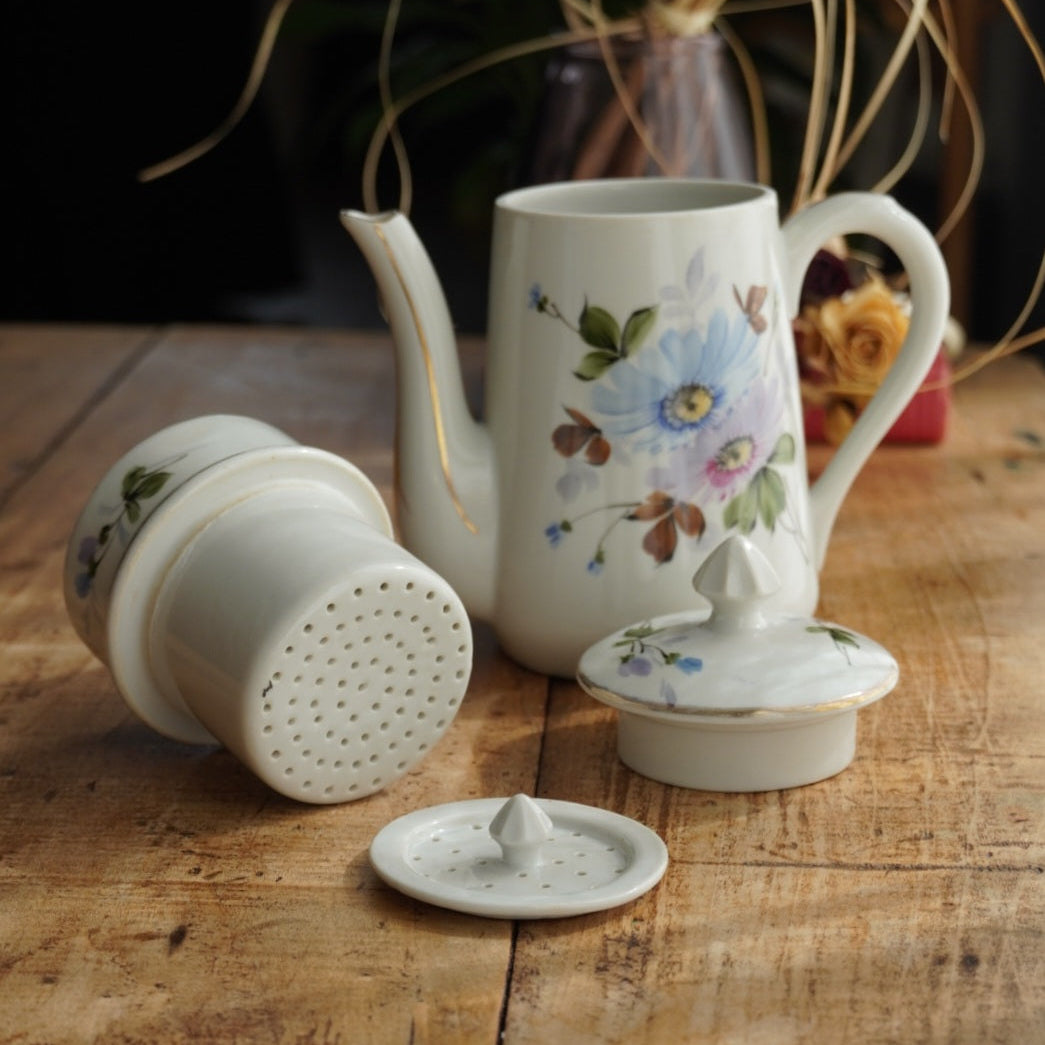 Cafetière "Zelmire" en porcelaine blanche, fleurie et dorée avec son filtre