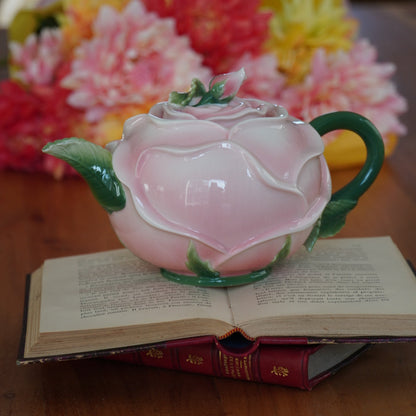 Théière "Rosa" son pot à lait et son sucrier en forme de rose en céramique et son assiette rose