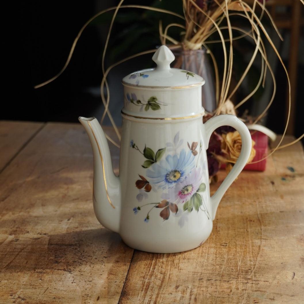 Cafetière "Zelmire" en porcelaine blanche, fleurie et dorée avec son filtre