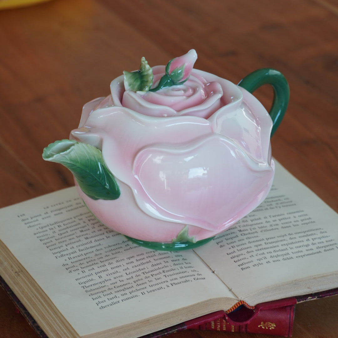Théière "Rosa" son pot à lait et son sucrier en forme de rose en céramique et son assiette rose