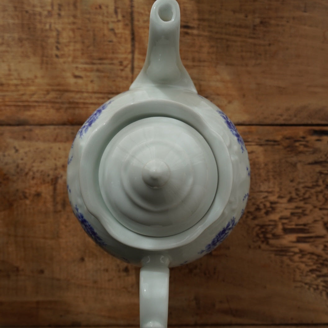 Cafetière ou théière "Constantia" en porcelaine d'Istanbul blanche et fleurie bleutée avec motifs reliefs