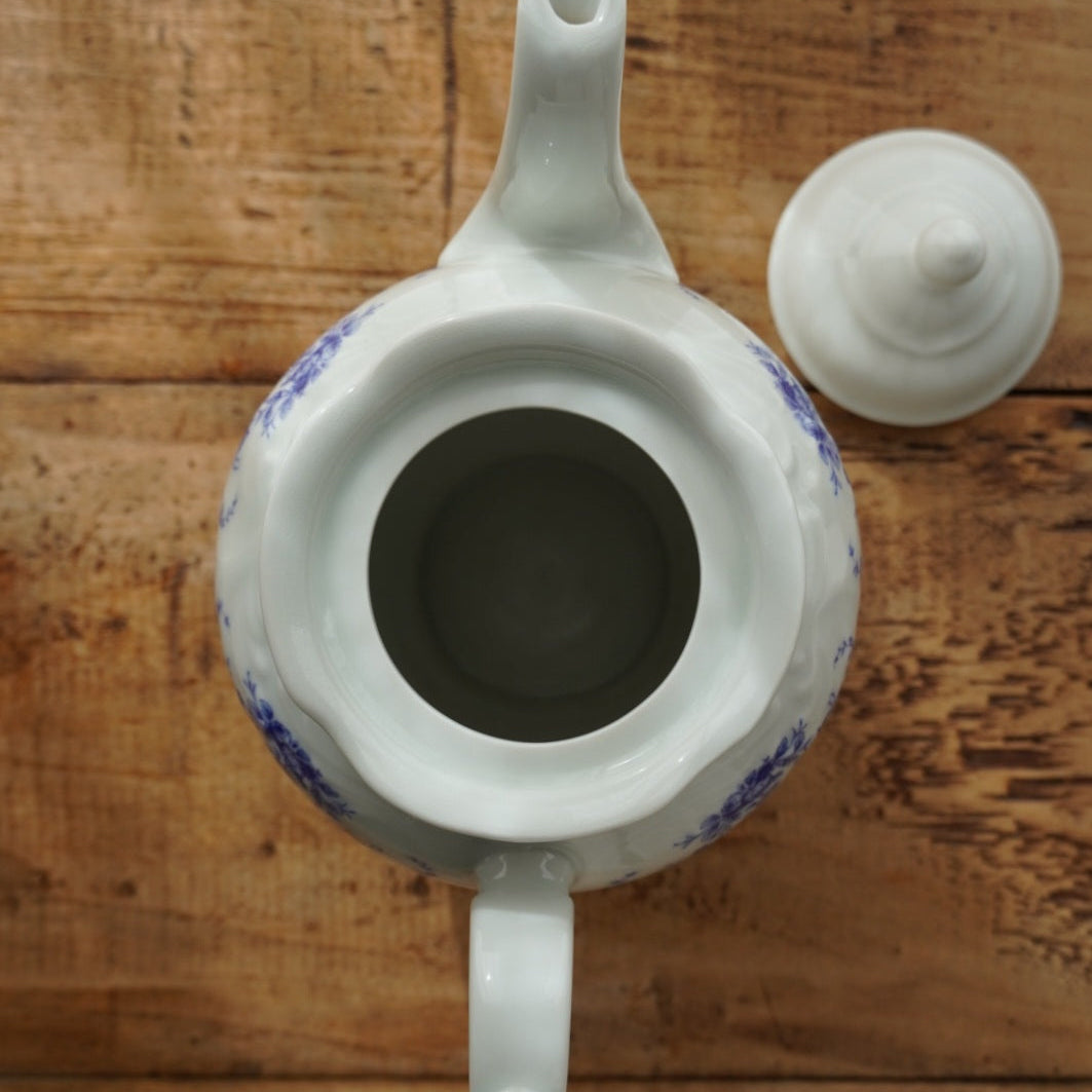 Cafetière ou théière "Constantia" en porcelaine d'Istanbul blanche et fleurie bleutée avec motifs reliefs