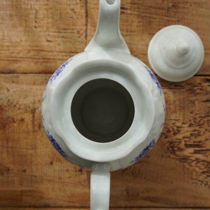 Cafetière ou théière "Constantia" en porcelaine d'Istanbul blanche et fleurie bleutée avec motifs reliefs